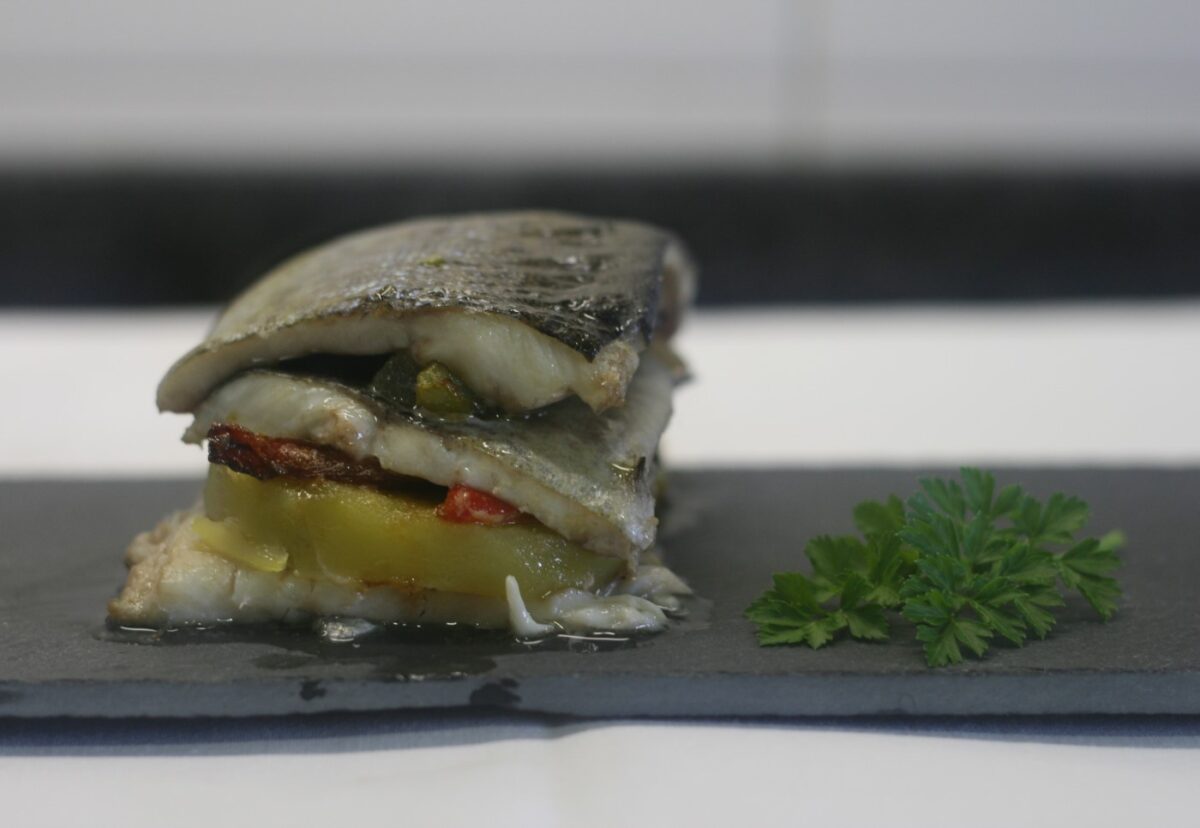 Milhojas de trucha con patatas y verduras