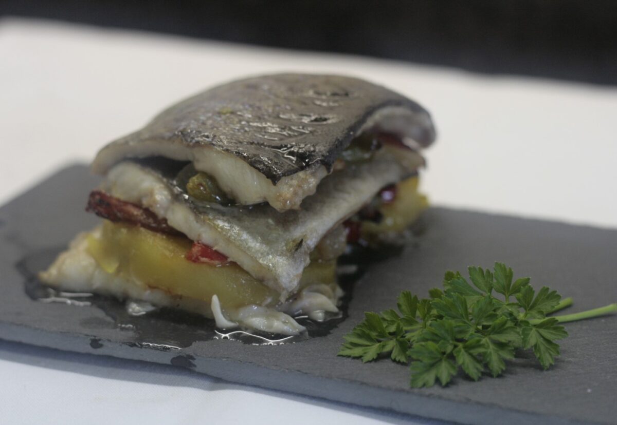 Milhojas de trucha con patatas y verduras