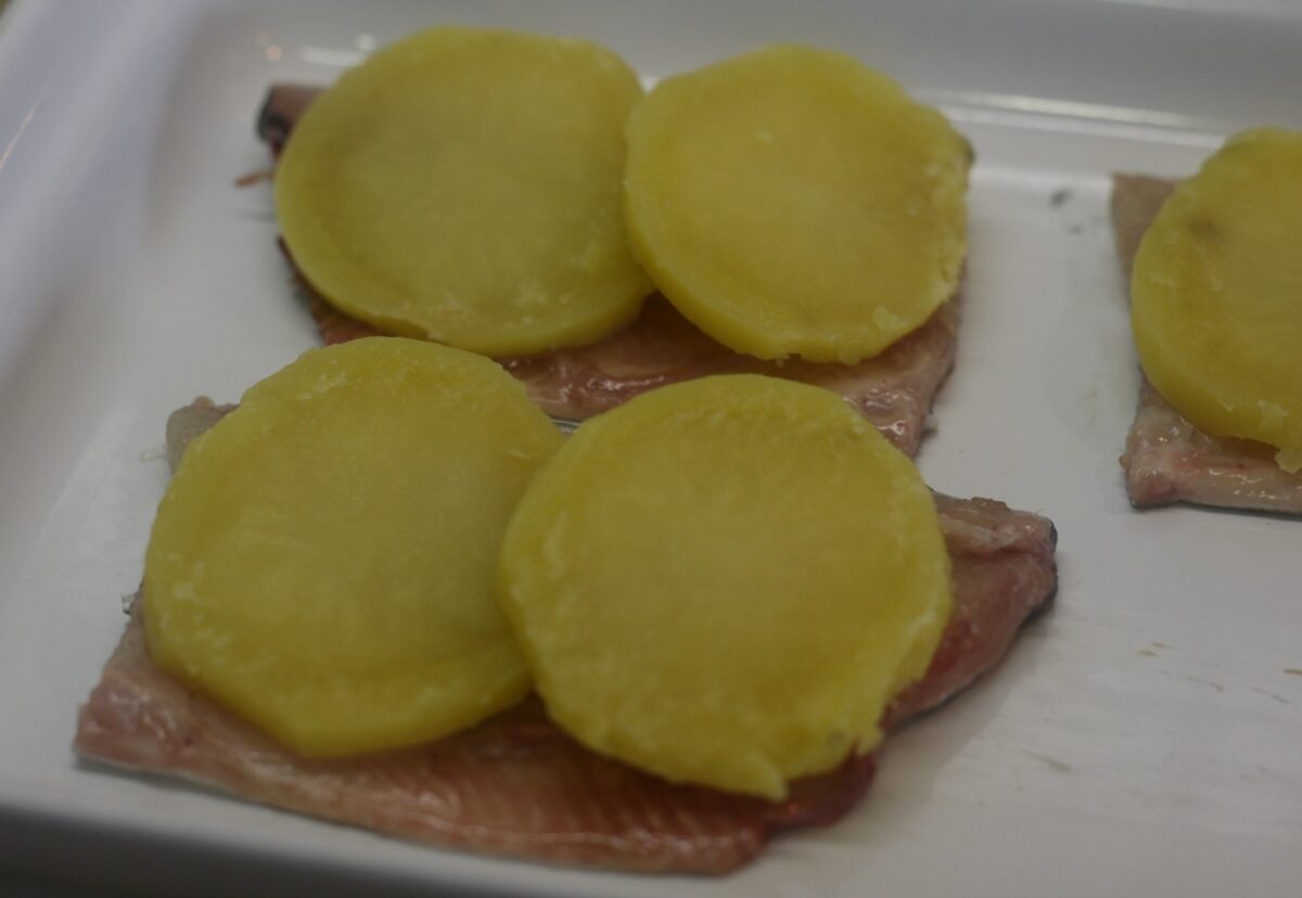Milhojas de trucha con patatas y verduras