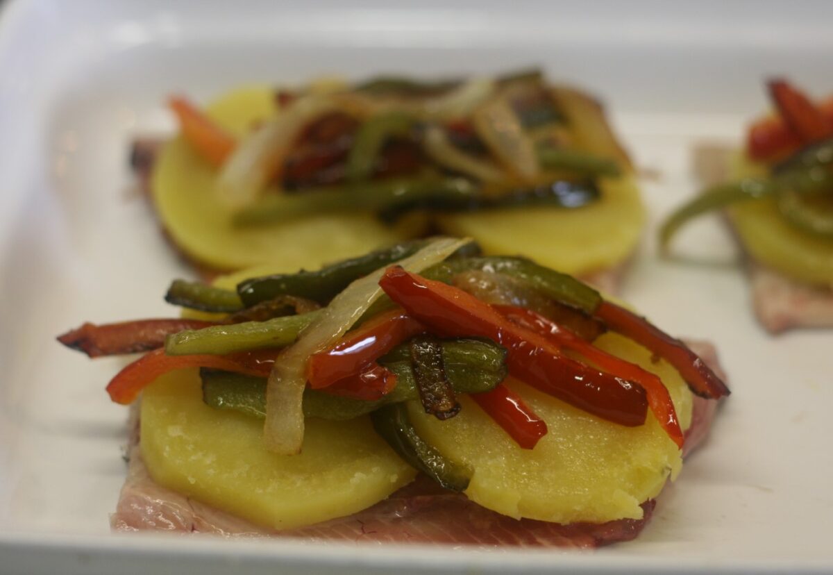 Milhojas de trucha con patatas y verduras