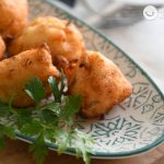 Buñuelos de bacalao y patata esponjosos y crujientes