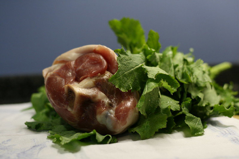 Lacón con grelos. receta tradicional gallega