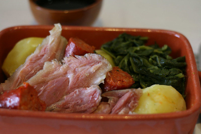 Lacón con grelos. receta tradicional gallega