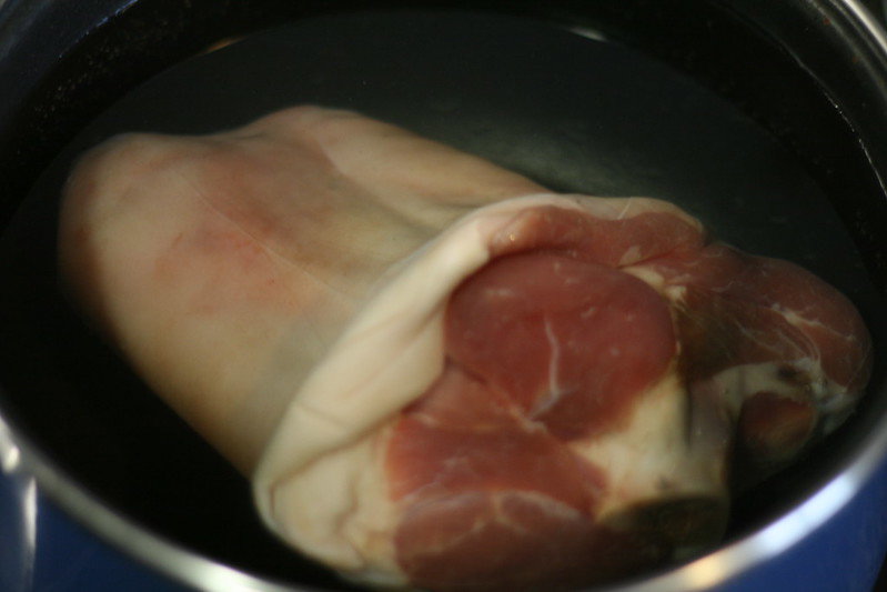 Lacón con grelos. receta tradicional gallega