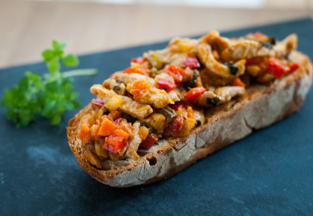 Tosta de lomo y verduritas con salsa barbacoa