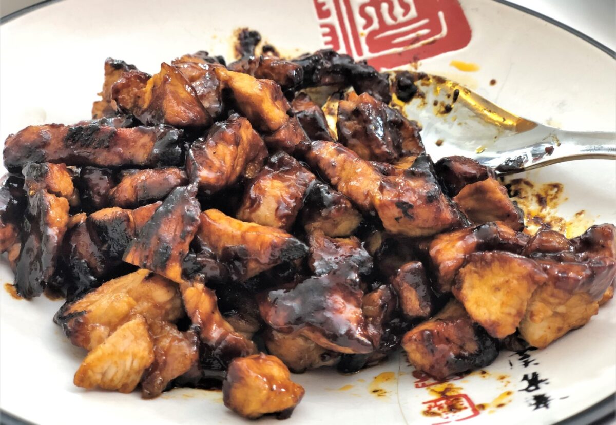 Tosta de lomo y verduritas con salsa barbacoa