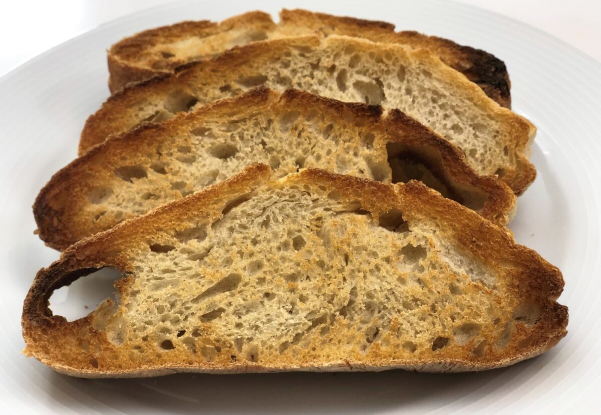 Tosta de lomo y verduritas con salsa barbacoa