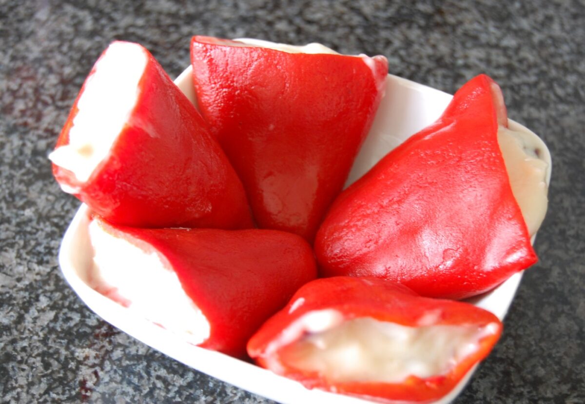 Pimientos del piquillo rellenos de bacalao