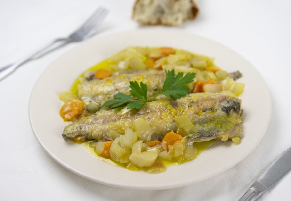 Cómo hacer caballas en escabeche