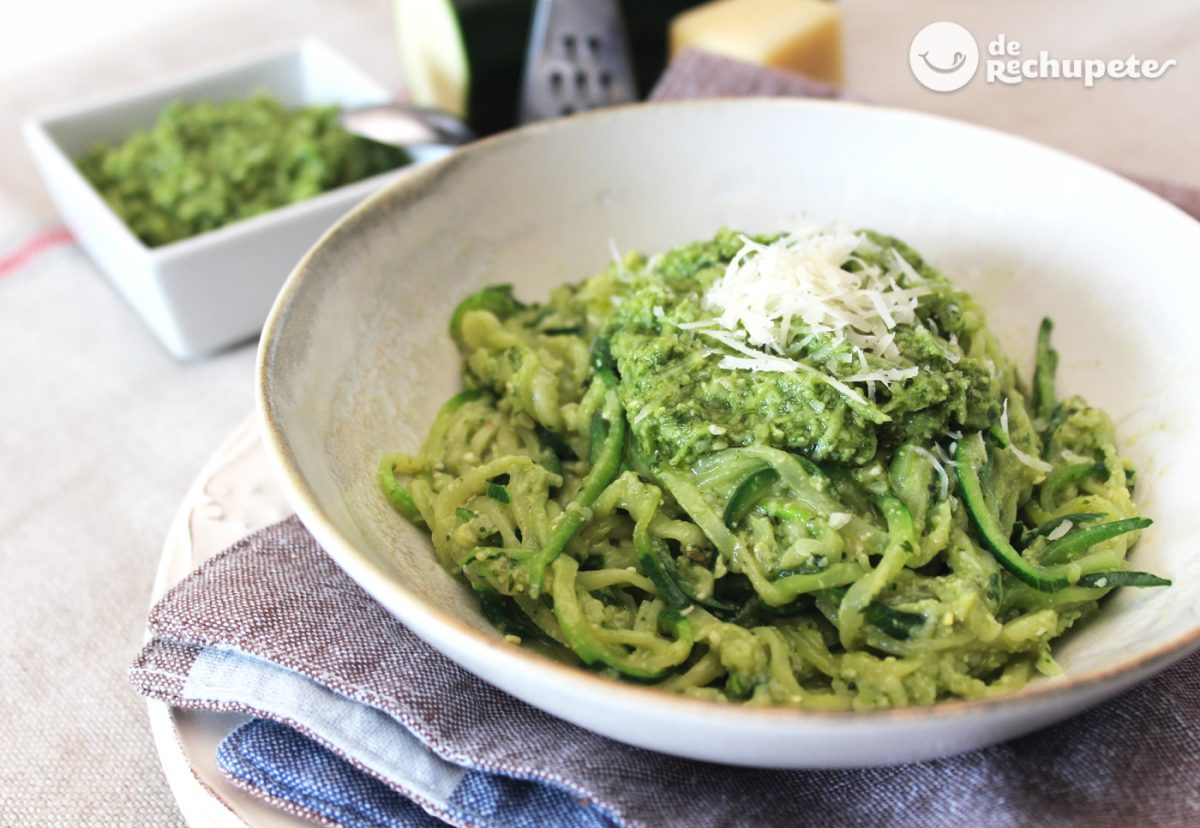 Espaguetis de calabacín con pesto genovés. Receta vegetariana y saludable