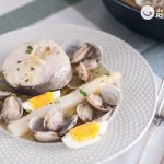 Merluza a la vasca con espárragos