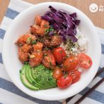 Poke de salmón. Receta de arroz hawaiana saludable deliciosa