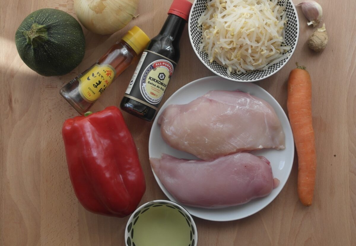 Chop suey de pollo con arroz blanco. Receta china