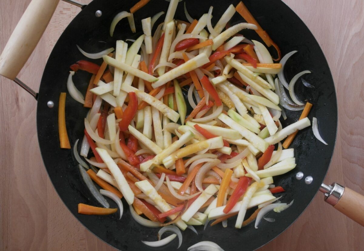 Chop suey de pollo con arroz blanco. Receta china