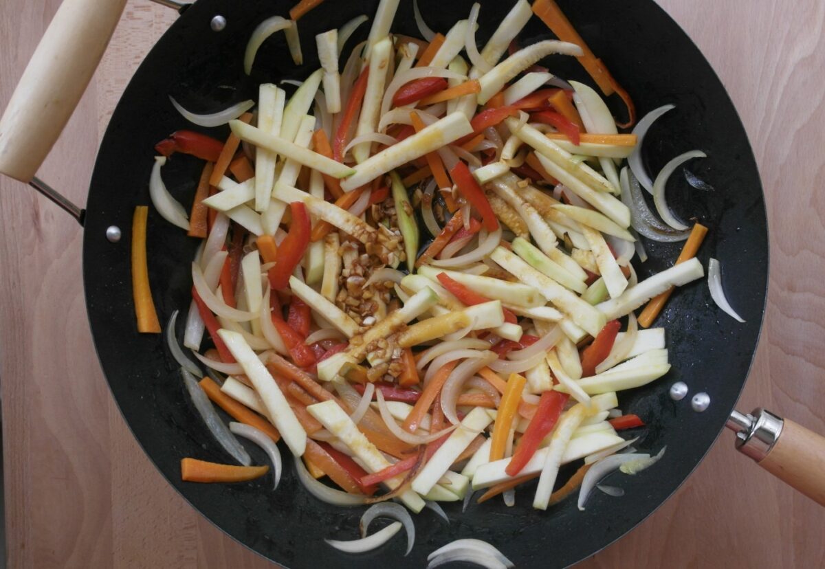 Chop suey de pollo con arroz blanco. Receta china