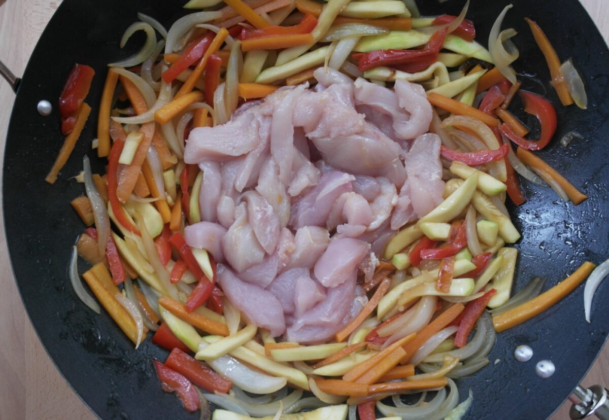 Chop suey de pollo con arroz blanco. Receta china