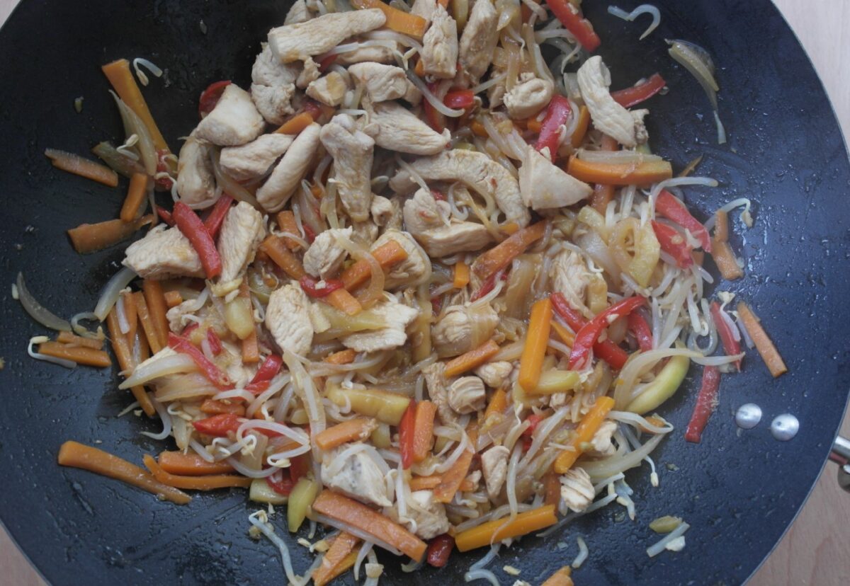 Chop suey de pollo con arroz blanco. Receta china