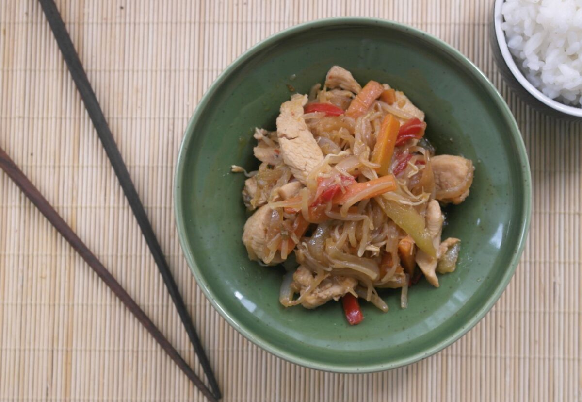 Chop suey de pollo con arroz blanco. Receta china