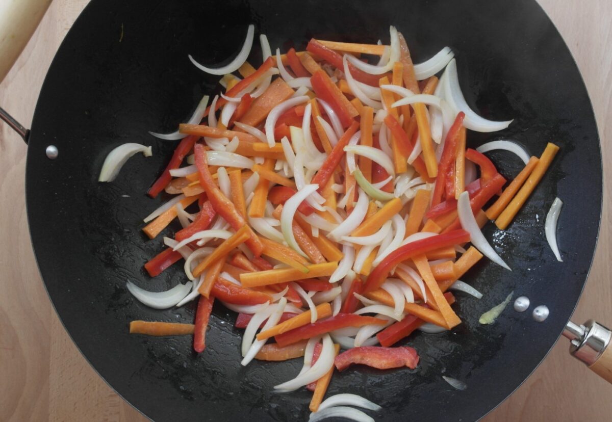 Chop suey de pollo con arroz blanco. Receta china