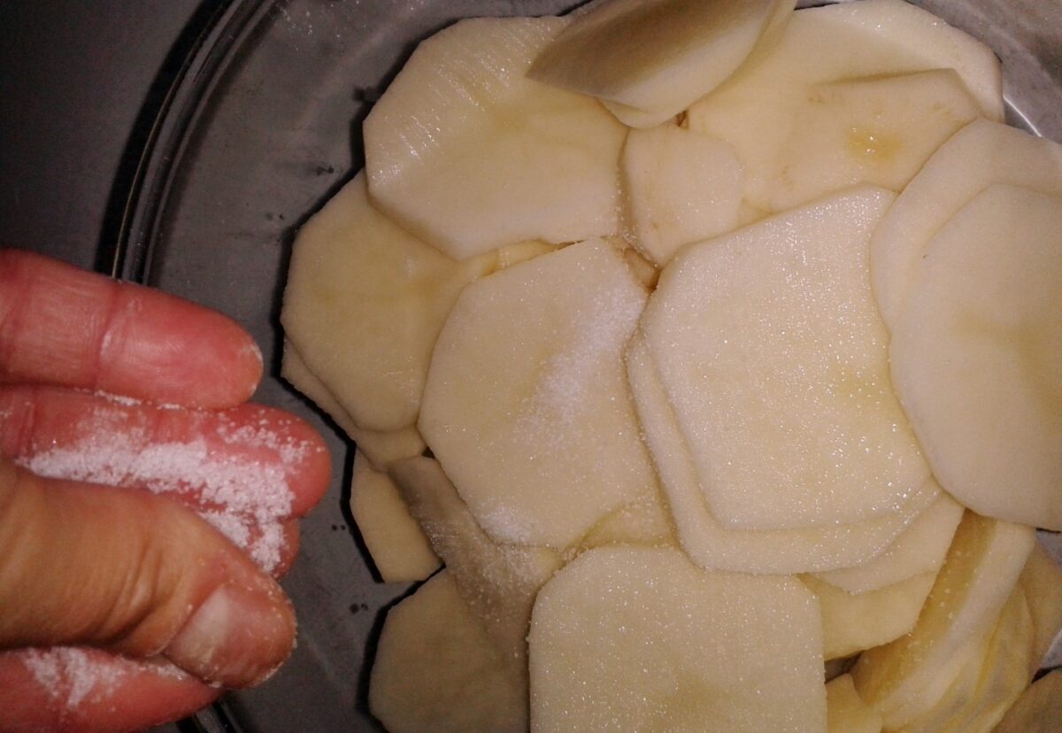 Patatas a la importancia con salsa de almendras