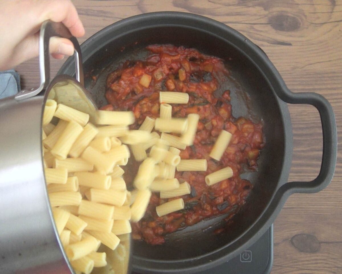 Macarrones con berenjenas. Pasta con le melanzane