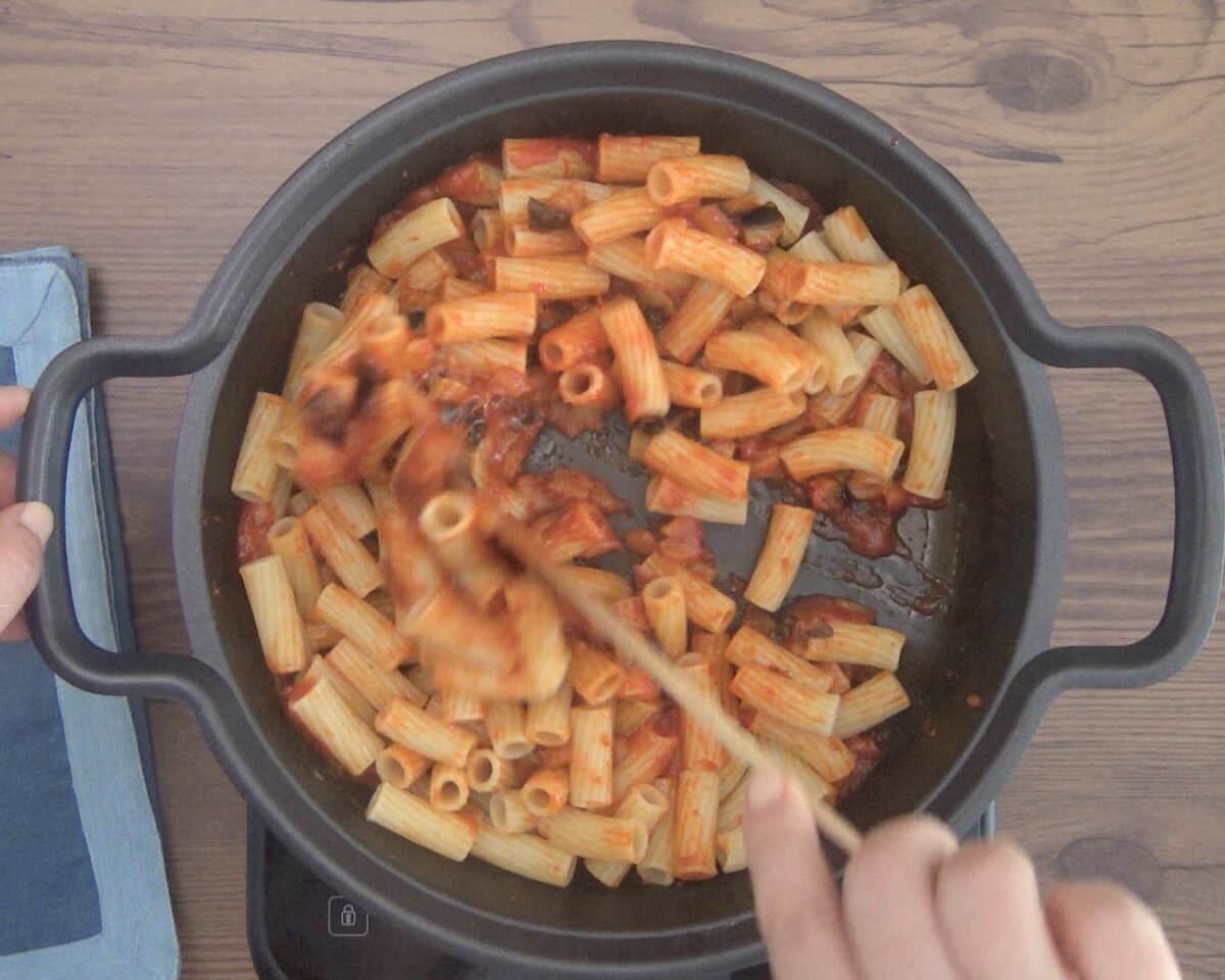 Macarrones con berenjenas. Pasta con le melanzane