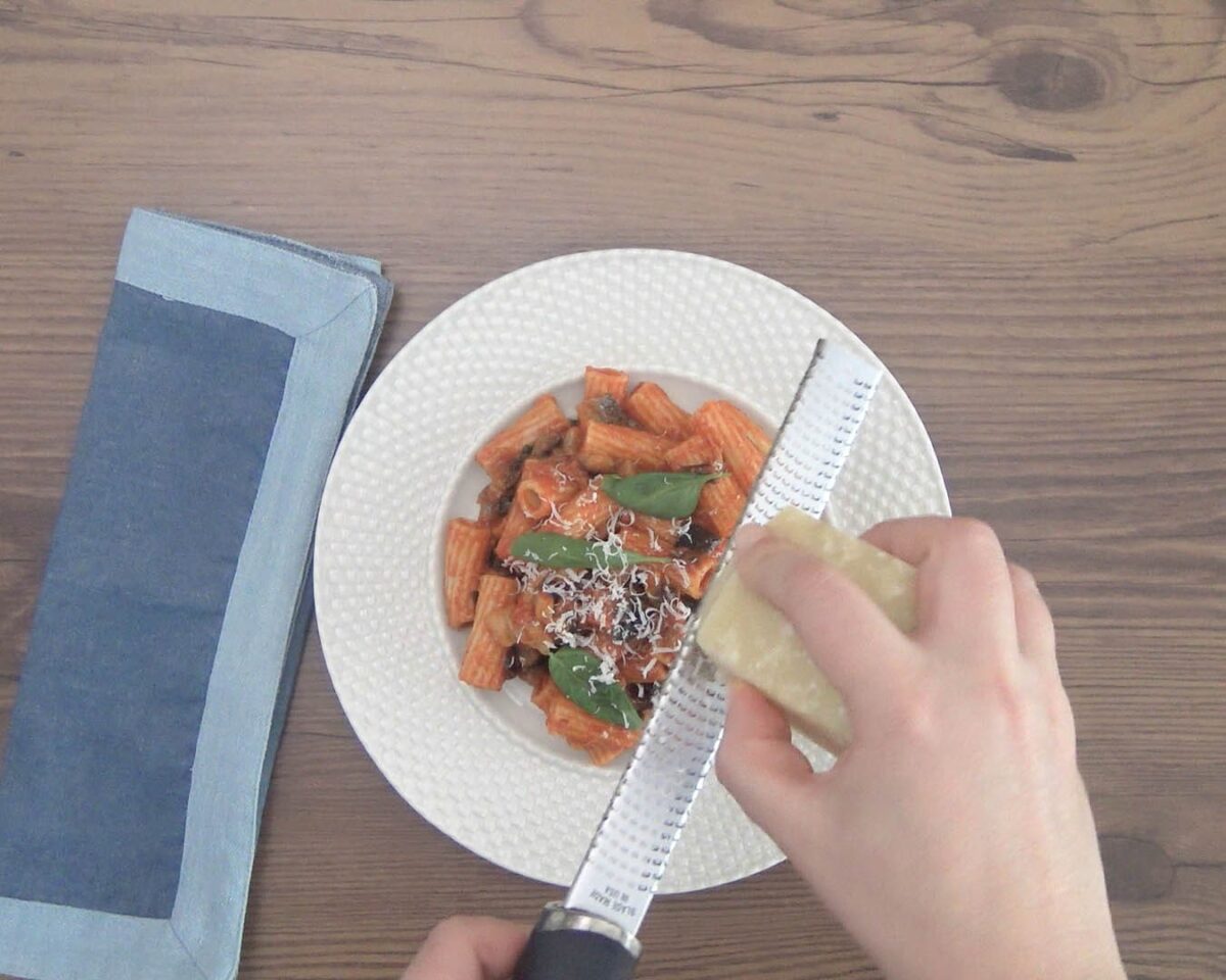 Macarrones con berenjenas. Pasta con le melanzane