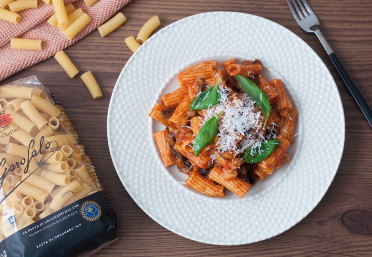 Macarrones con berenjenas. Pasta con le melanzane