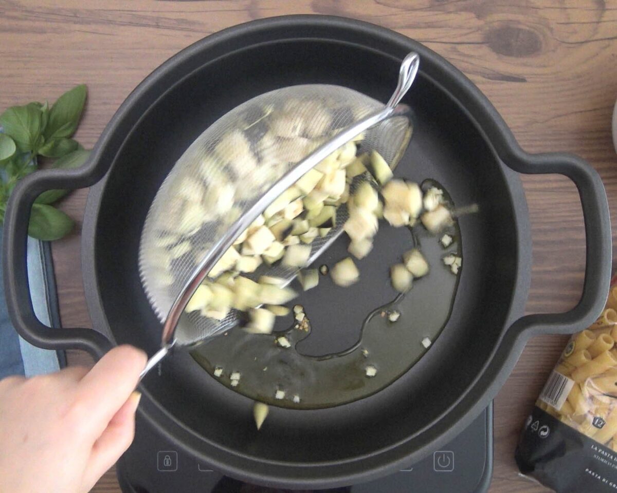 Macarrones con berenjenas. Pasta con le melanzane