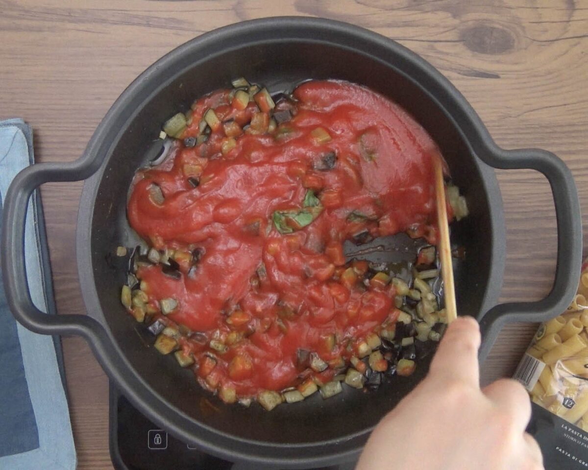 Macarrones con berenjenas. Pasta con le melanzane