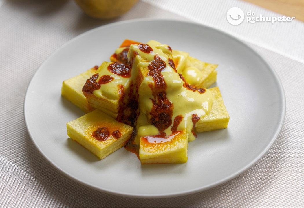 Cómo hacer las patatas bravas de moda con  salsas