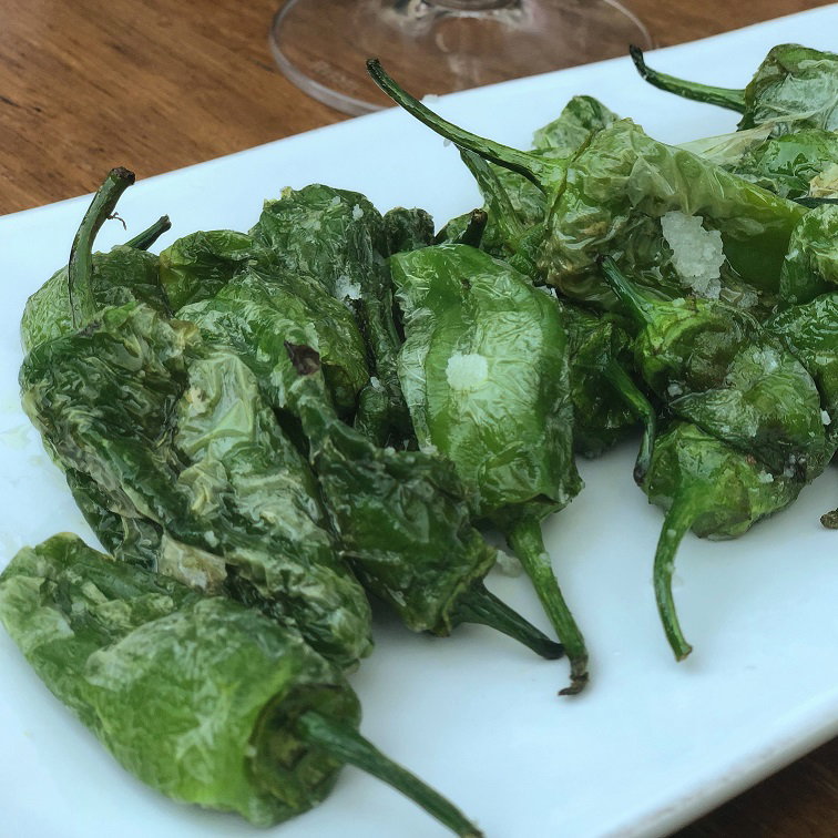 Pimientos de padrón o herbón. cómo cocinarlos y qué son