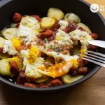Huevos rotos con picadillo o chorizo