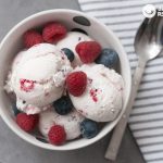 Yogur helado. Frozen yogurt con frambuesas y arándanos