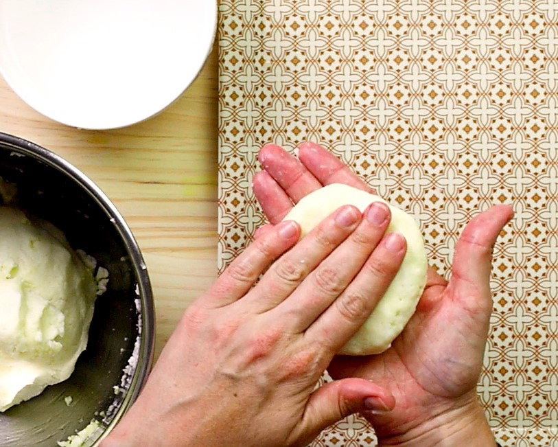Arepas rellenas de queso y huevos pericos