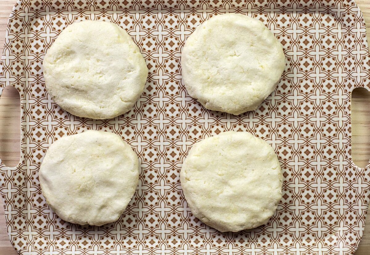 Arepas rellenas de queso y huevos pericos