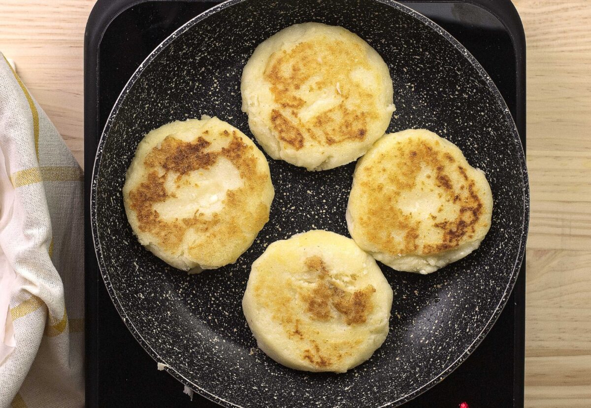 Arepas rellenas de queso y huevos pericos