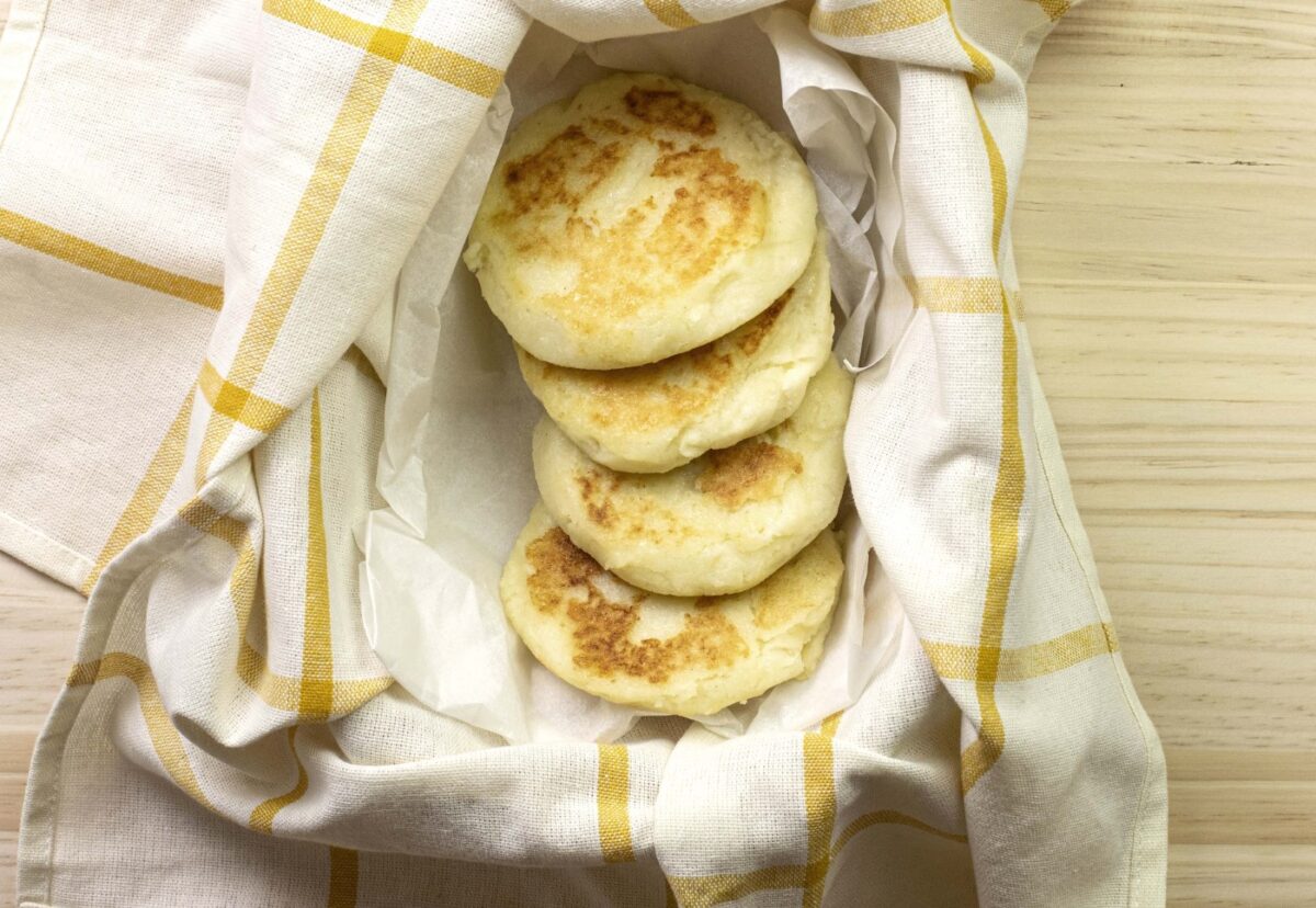 Arepas rellenas de queso y huevos pericos