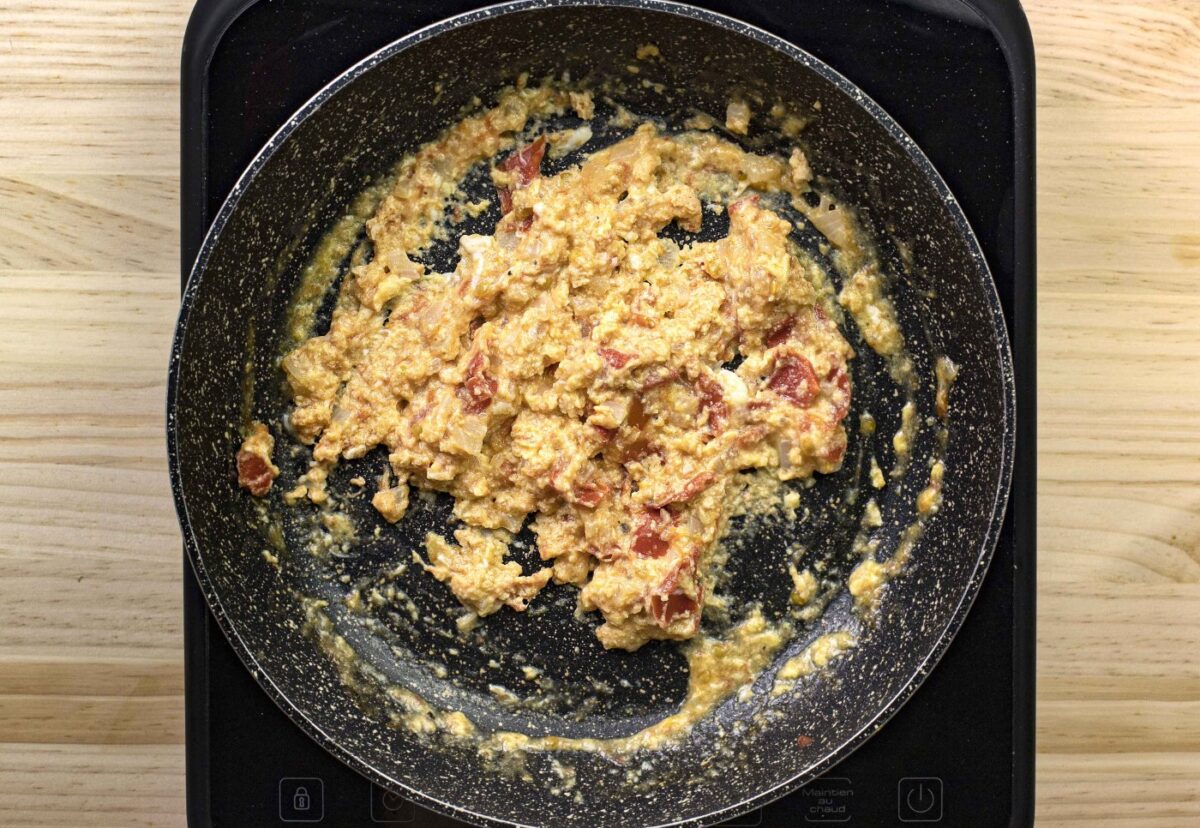 Arepas rellenas de queso y huevos pericos
