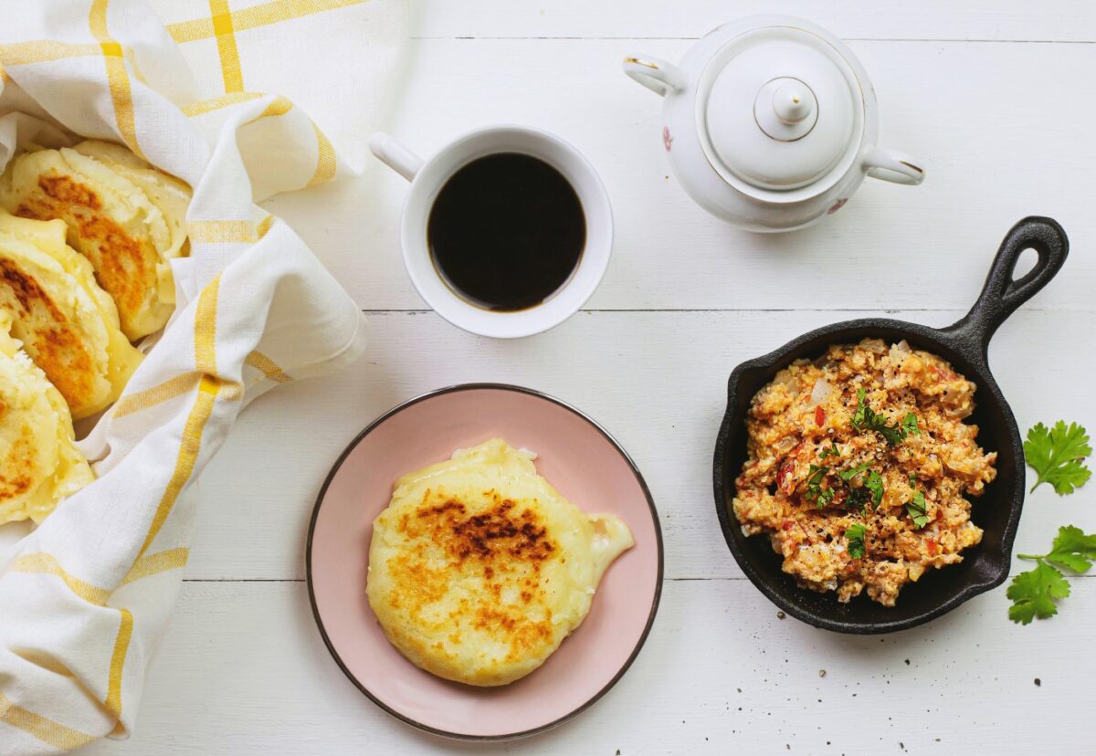 Arepas rellenas de queso y huevos pericos