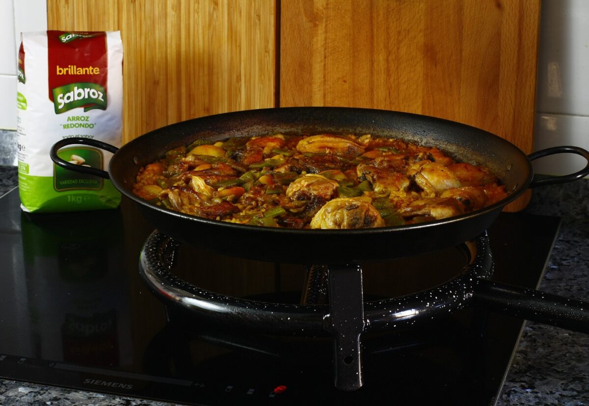 Arroz con pollo y conejo en paella
