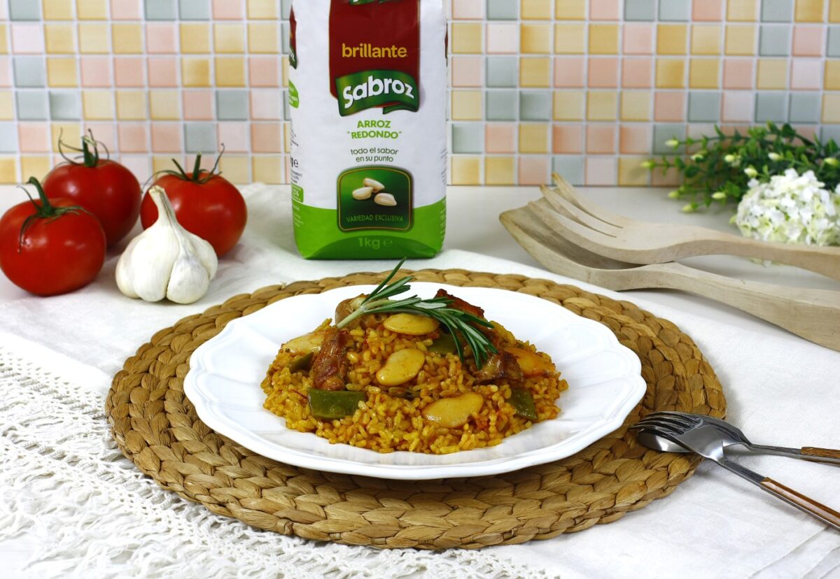 Arroz con pollo y conejo en paella