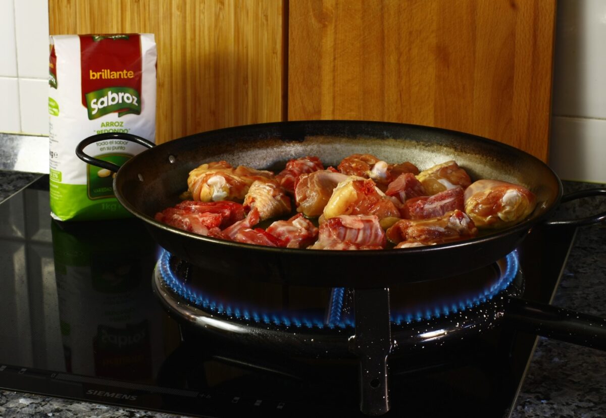 Arroz con pollo y conejo en paella