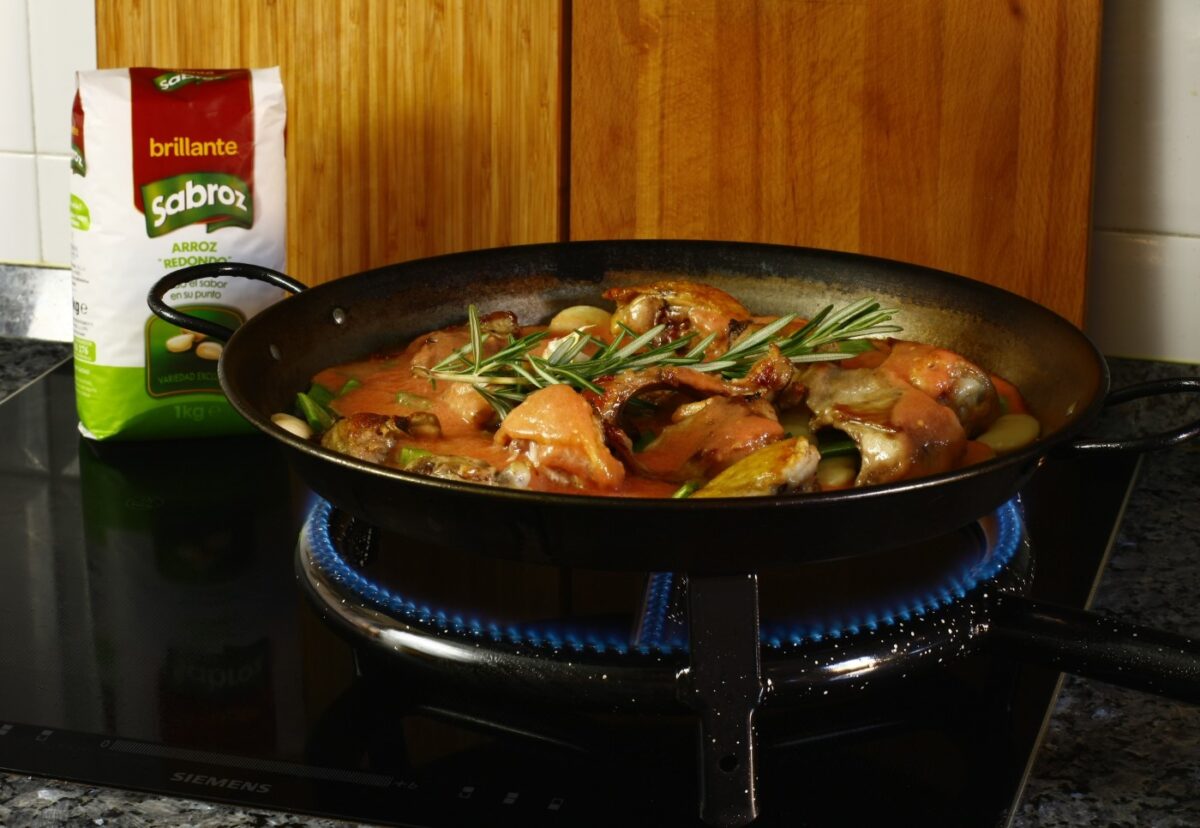 Arroz con pollo y conejo en paella