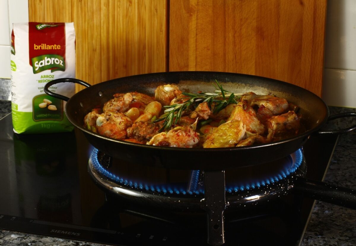 Arroz con pollo y conejo en paella