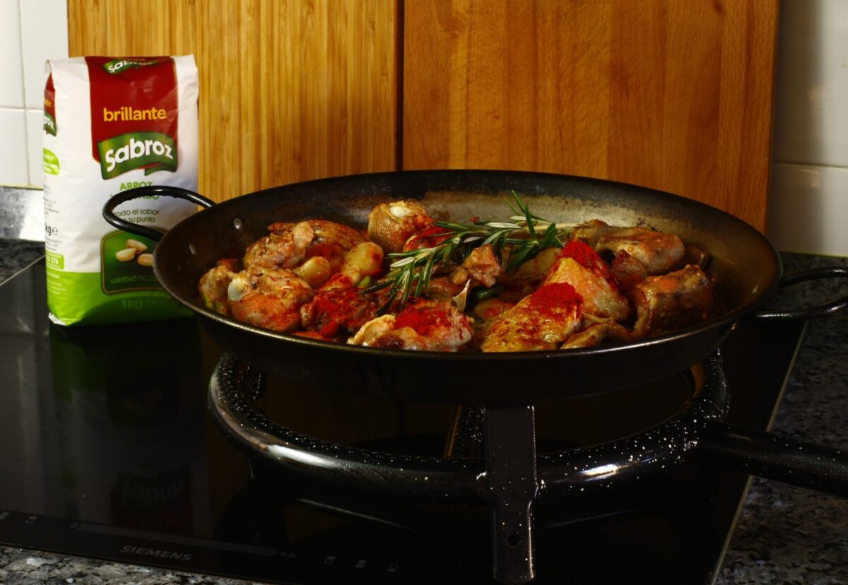Arroz con pollo y conejo en paella