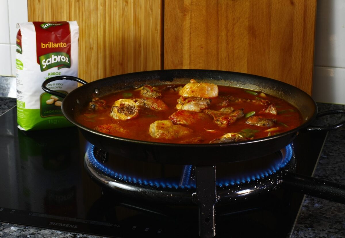 Arroz con pollo y conejo en paella