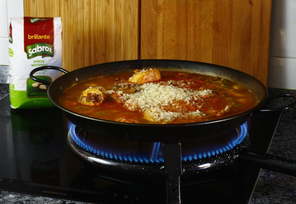 Arroz con pollo y conejo en paella
