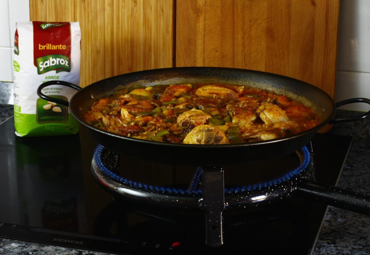 Arroz con pollo y conejo en paella