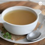 Caldo de carne o fondo claro